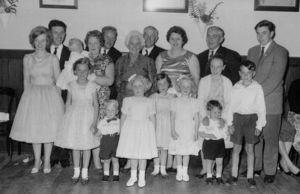 Minnie & Fred [centre] and their family