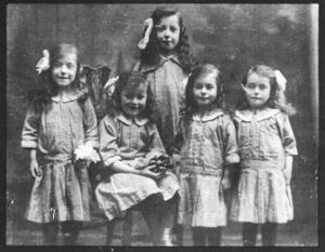 Nellie, Susanna, Louise, Rose and Violet
