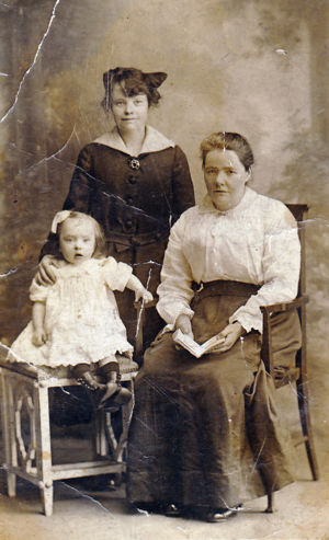 Margaret (McIlroy) Gunn with daughter Matilda and unknown child.