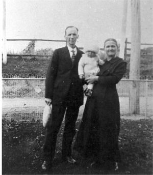 Elizabeth Heisey with husband (William Rhoads Shue) and their son Burnell (?)