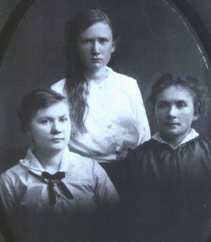 Jessie's Daughters Linda, Zillah & Grace 1911
