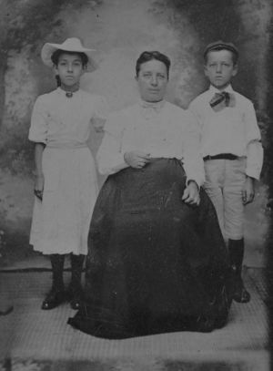 Ruth Spinnett with Ethel and John about 1900