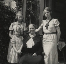 Oma and her daughters