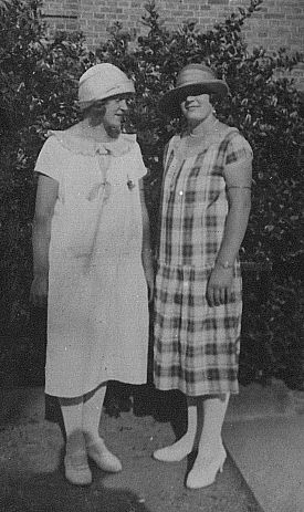 Anna Marie Madsen og søsteren Estrid i 1926