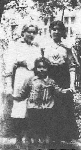 Edith and Erna Stein with their nephew Gerhard, Paul & Trude's son.