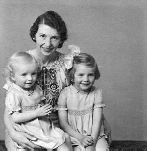 Agnes Madsen med døtrene Hanne og Kirsten taget i slutningen af 1930'erne