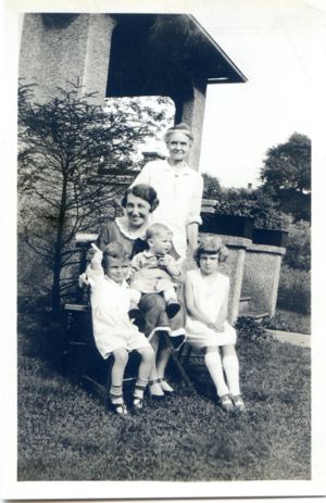 Maggie Maxwell Kelts with Margarete and her three grandchildren Jean, Dave, and Marian