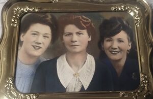 Irene (Rene) Davidson nèe Sutton, Mabel Blanche Sutton nèe Smith and Esther (ESTELLA) Ivy Giessinger nèe Sutton