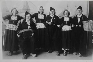 The twinsisters Annie (Antje) and Rina (Sandrina Maria) Wals, Elisabeth Wals born Sandifort, Grietje Sanderina van der Schilden, Petronelle Elisabeth van der Schilden (born Sandifort), Willy Sandifort and (Elisa-)Beth Sandifort.