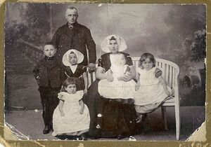 Jan van Sluijs en Francina de Troije met kinderen (1911)