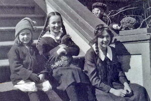  R-L Sarah, Barbara (holding chicken), Elizabeth, Neale and Harry in back