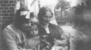 Else Gordon (born Stein), with her sister Edith (left) and her 2 eldest children, Ilse and Werner