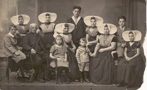 Jan van Sluijs en Francina de Troije met kinderen ong. 1925.
