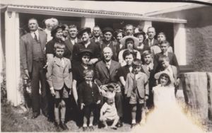 Foto is geneem op Anna Meiring (Pretorius) se begrafnis, Meiring Broers en susters, en klein kinders is op die foto.