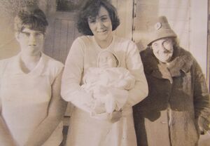 Yvonne Moody Carol McCutcheon with her daughter Fiona and Pearl McCutcheon Image 3