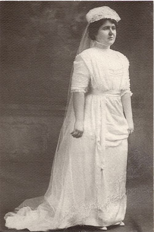 500px-S01f_Ada_May_Storrs_Wedding_1913.jpg