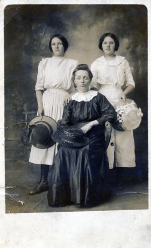 Bertha Franklin Childers with daughters Edna (L) and Emma.