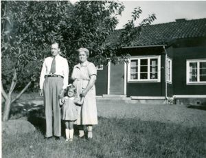 Osvald and Jenny Johansson with grandchild