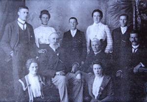 John and Louisa Minchin and their 8 Children
