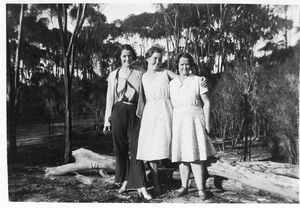 Ellen (Nell) (Centre) with her cousins Bet and Marj Easton