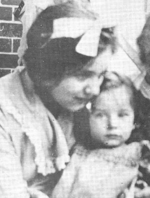 Edith Stein holding her niece Ilse Gordon