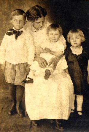 Ida Cordelia Hoge McMurray with children, Howard, James and Cora