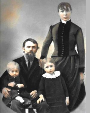 Lucy Olive Whipple (1885 - 1913)  (front right) with her parents