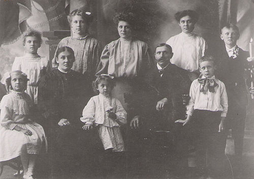 500px-19070600-FrankZalewskiFamily.jpg